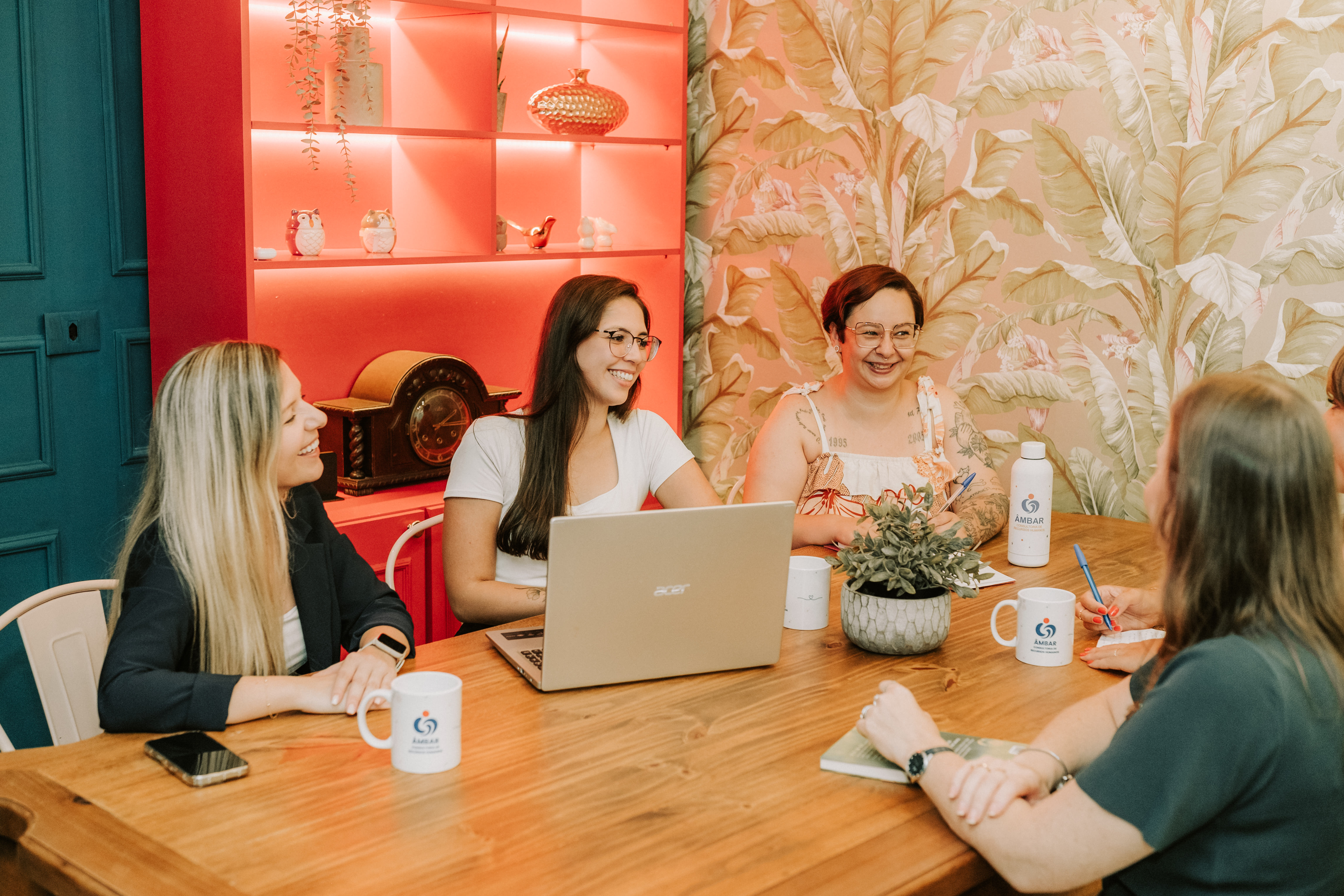 Foto com notebook na mesa, simbolizando o trabalho.